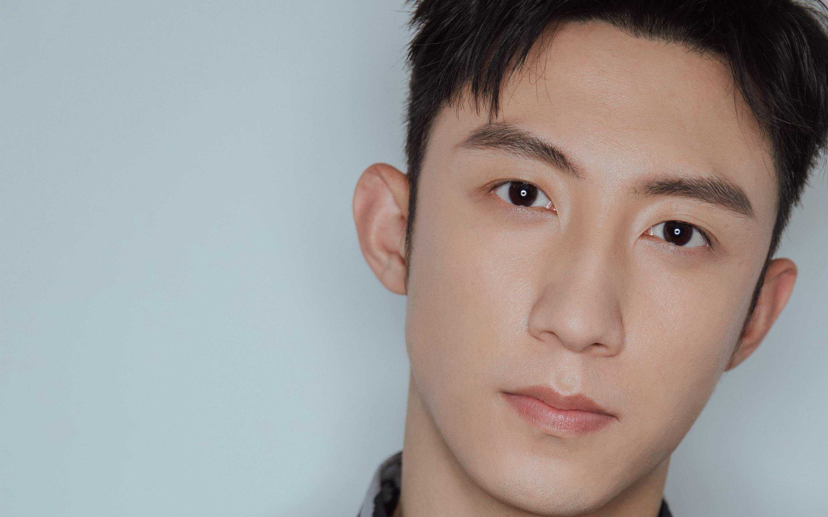 男泳健儿多点开花,高中公共澡堂有隔间么