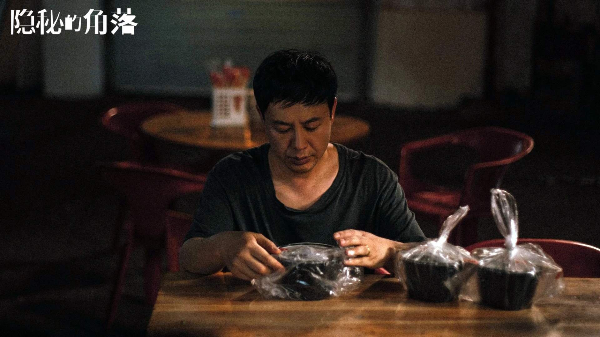 湖人后卫展示控球技巧连续摆脱三名防守者,湖人后卫展示控球技巧连续摆脱三名防守者